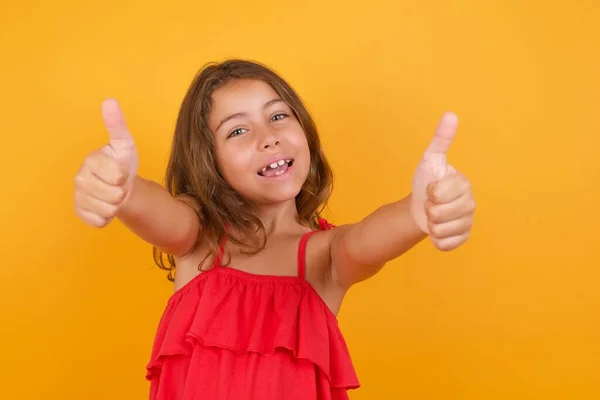 Söt Liten Flicka Bär Röd Klänning Med Tummen Upp Gul — Stockfoto