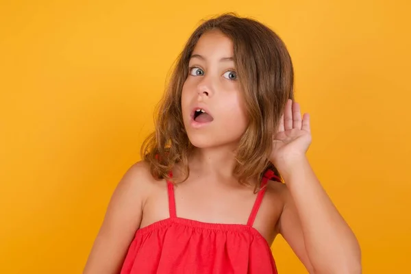 Schattig Klein Meisje Dragen Rode Jurk Met Luisteren Gebaar Gele — Stockfoto