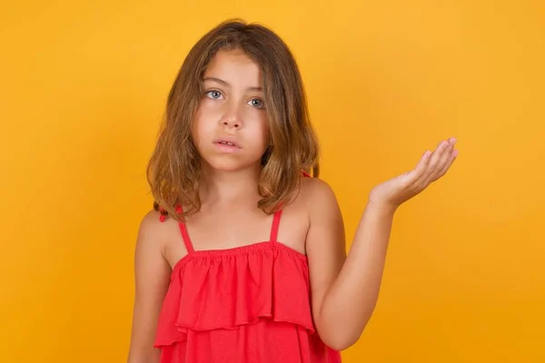 Schattig Klein Meisje Dragen Rode Jurk Met Open Palm Gele — Stockfoto