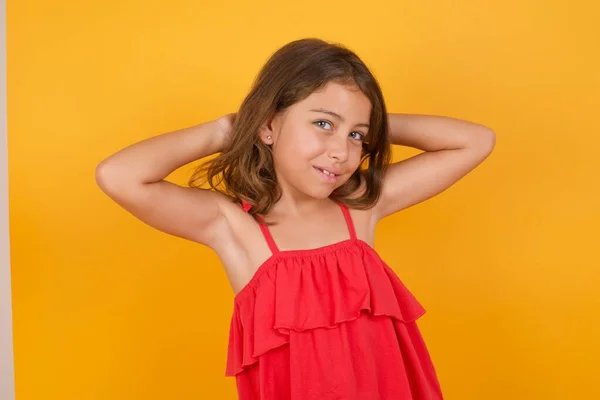 Bonito Menina Vestindo Vestido Vermelho Posando Fundo Amarelo — Fotografia de Stock