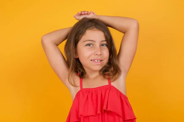 Bela Menina Feliz Vestindo Vestido Vermelho Posando Fundo Amarelo — Fotografia de Stock