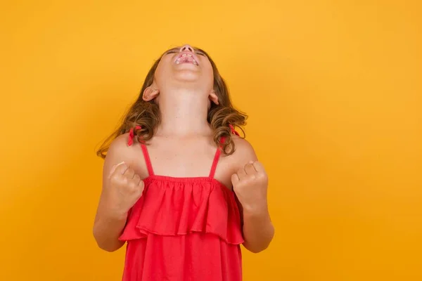 Hermosa Niña Vistiendo Vestido Rojo Feliz Sobre Fondo Amarillo — Foto de Stock