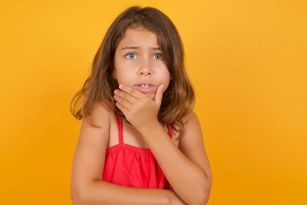 Schattig Klein Meisje Dragen Rode Jurk Bang Gele Achtergrond — Stockfoto