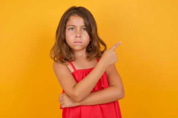 Linda Menina Vestindo Vestido Vermelho Apontando Fundo Amarelo — Fotografia de Stock