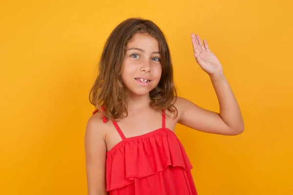 Linda Menina Vestindo Vestido Vermelho Mostrando Mão Fundo Amarelo — Fotografia de Stock