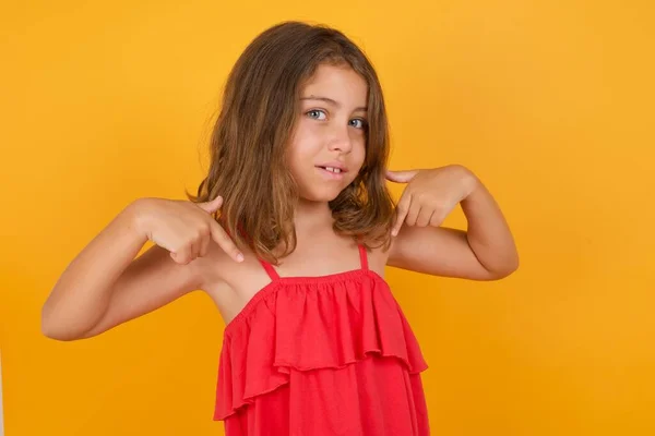 Linda Menina Vestindo Vestido Vermelho Apontando Fundo Amarelo — Fotografia de Stock