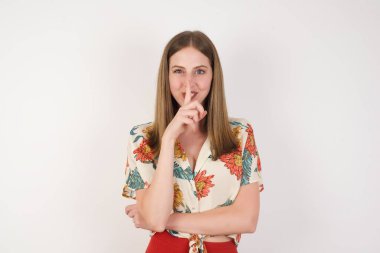 Sırrımı söyleme ya da yüksek sesle konuşma, lütfen! Duygusal olarak şaşırmış bir öğrenci sessiz olur, sessiz olur musun diye sorar. Sırrını açıklamaktan korkar ve gri stüdyo duvarına karşı durur..