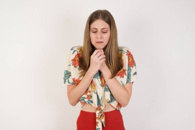 Üzgün, güzel bir kız evde tek başına vakit geçirirken üzülüyor. Güzel, genç bir bayan, uzun saçlı, mutsuz ve üzgün bir şekilde kameraya bakıyor..