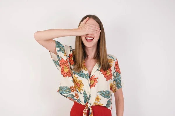 Feliz Caucásico Joven Mujer Cerrando Los Ojos Con Mano Ver —  Fotos de Stock