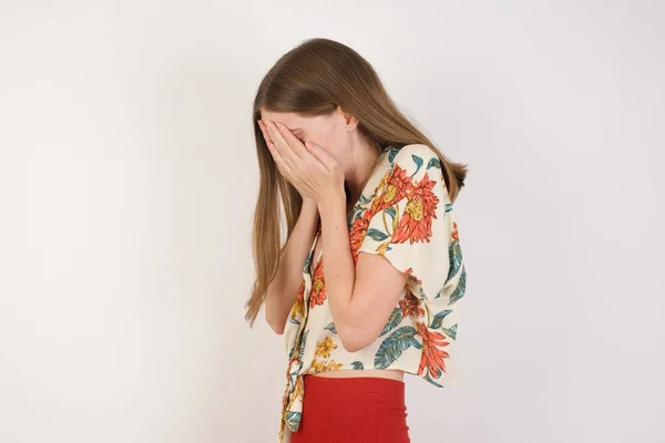 Triste Joven Mujer Caucásica Vistiendo Ropa Casual Pie Sobre Fondo —  Fotos de Stock