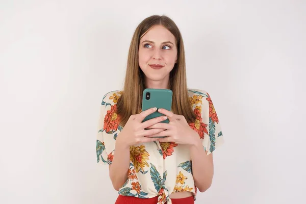 Beeld Van Een Gelukkige Jonge Mooie Vrouw Poseren Geïsoleerd Heldere — Stockfoto