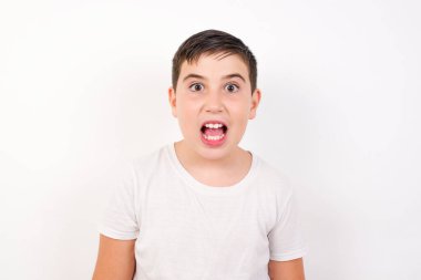 Çekici bir çocuk ağzı açık, ağzı açık ve ağzı açık bir şekilde şaşkın bir şekilde arkadaşının hikayesini dinlerken 