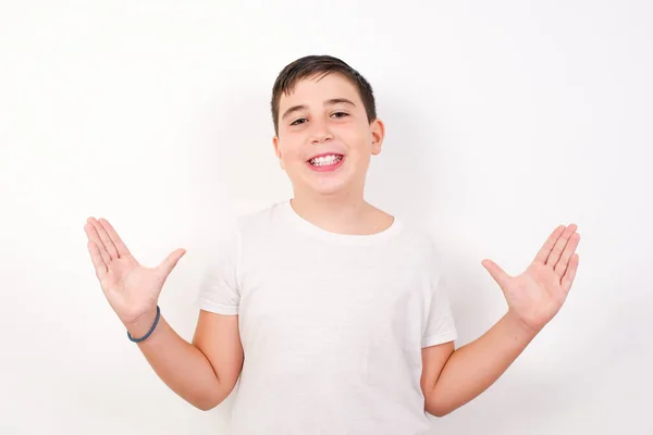 Alegre Chico Caucásico Levantando Las Manos Teniendo Los Ojos Llenos — Foto de Stock