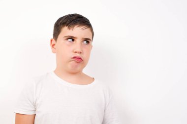 Kafkasyalı çocuk, düşünceli bir şekilde kenara bakıyor, üniversiteden sonra eylemler planlıyor, ne yapacağını hayal ediyor. Zeki çocuk yeni projesini düşünüyor. Boşluğu beyaza kopyala 