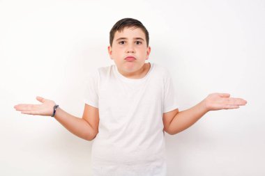 Kafası karışmış, kolları açık, omuzlarını silkip: 