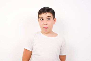 Komik komedyen çocuk gözlerini şaşı yapar, dudaklarını büzer, bütün gün çalıştıktan sonra suratını buruşturur. Tuhaf ifadeli cahil adam eğleniyor, aptalı oynuyor..