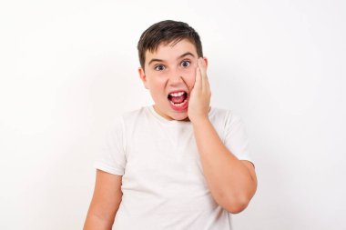 Şaşırtıcı derecede yakışıklı bir adam. Çocuk portresi yakından bakınca, ağzı açık, elleri yüzlerine yakın bir şekilde hayrete düşmüş gibi görünüyor. Olumlu duygu yüz ifadesi vücut dili. Komik çocuk.