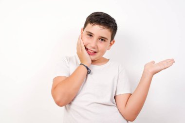 Pozitif memnun erkek der ki: Vay be, ne kadar heyecan verici, hayret verici bir ifade, bir şey gösterir. Bir eli kafasında, diğer eliyle işaret ediyor..