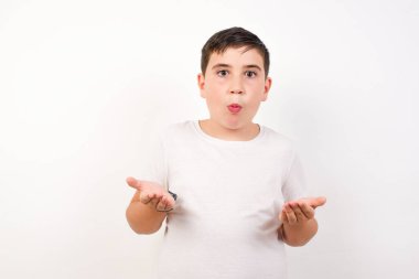 Kafası karışmış, kolları açık, omuzlarını silkip: 