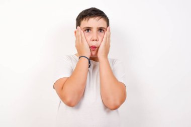 Mutsuz bir ifadeyle el ele tutuşmuş, hayvanlar hakkında üzücü bir film seyreden ve ağlamamaya çalışan yakışıklı bir çocuğun portresi..