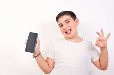 Akıllı telefonlu boş ekran gösteren heyecanlı bir çocuk ve elle 