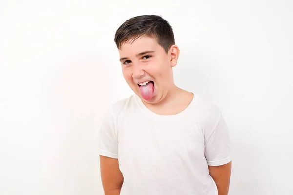 Guapo Chico Caucásico Con Cara Feliz Divertida Sonriendo Mostrando Lengua —  Fotos de Stock