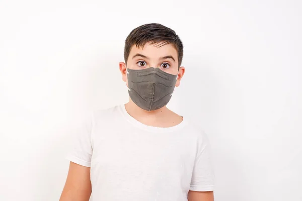 Knappe Jonge Jongen Draagt Medisch Masker Met Grappig Gezicht Staan — Stockfoto