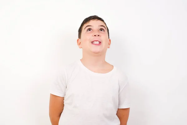 Retrato Bonito Sorrindo Cara Olhando Para Cima Contra Parede Branca — Fotografia de Stock