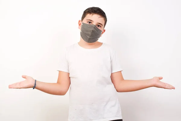 Puzzled Clueless Young Boy Wearing Medical Mask Arms Out Shrugging — Stock Photo, Image