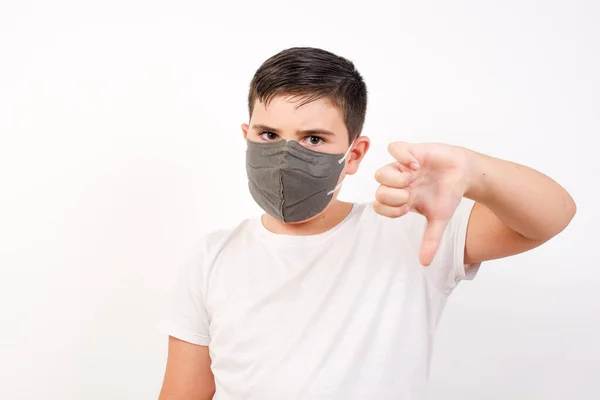 Ontevredenheid Europese Jongen Met Medisch Masker Toont Afkeuring Teken Houdt — Stockfoto