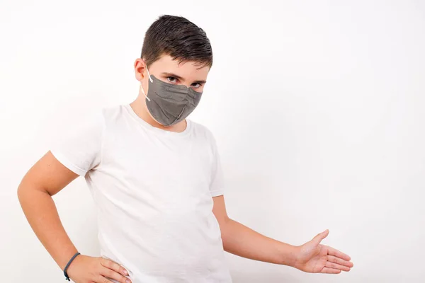 Portret Van Knappe Brunette Jongen Dragen Medisch Masker Met Arm — Stockfoto