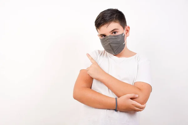 Portret Van Een Jonge Jongen Met Een Medisch Masker Die — Stockfoto