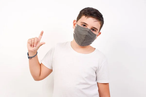 Kaukasische Jongen Draagt Medisch Masker Gebaren Met Hand Tonen Kleine — Stockfoto