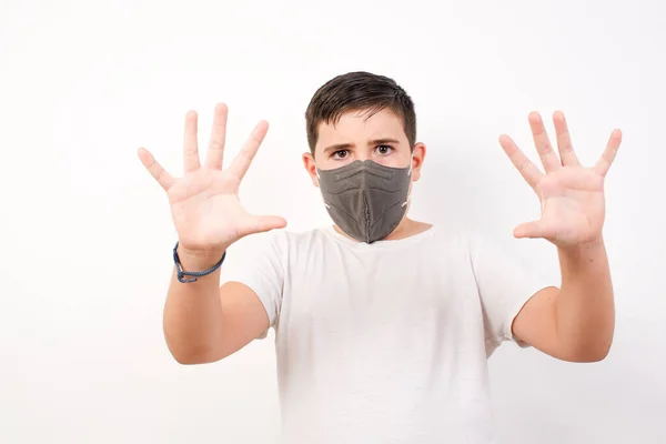 Missnöjd Man Bär Medicinsk Mask Uttrycker Bristande Efterlevnad Irriterad Någon — Stockfoto