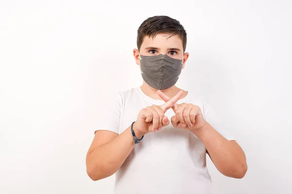 Jonge Knappe Jongen Met Een Medisch Masker Een Geïsoleerde Achtergrond — Stockfoto