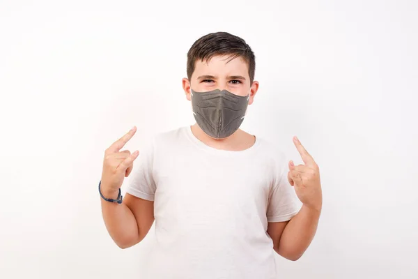 Vreugdevolle Jongen Draagt Medische Masker Schreeuwen Hardop Tonen Met Opgeheven — Stockfoto