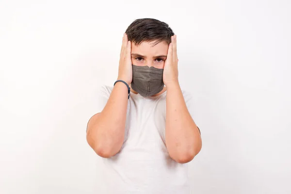 Jongen Dragen Medisch Masker Pluggen Oren Met Handen Wil Niet — Stockfoto