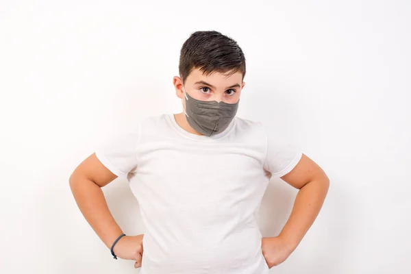 Grappige Knappe Jongen Met Medisch Masker Met Modieuze Kapsel Hand — Stockfoto