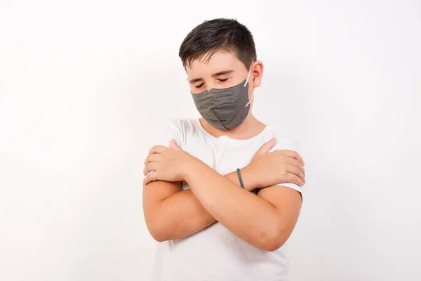 Niño Caucásico Con Máscara Médica Camiseta Blanca Abrazándose Sobre Fondo — Foto de Stock