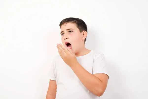 Tiro Niño Caucásico Atractivo Soñoliento Bostezando Con Pelo Castaño Desordenado — Foto de Stock