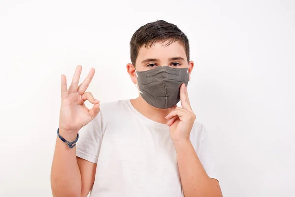 Sorglos Erfolgreicher Junge Mit Medizinischer Maske Berührt Kieferknochen Starrende Kamera — Stockfoto