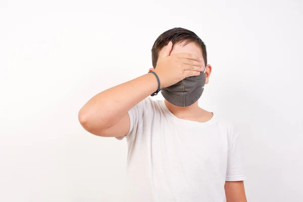 Gelukkig Blank Jong Jongen Dragen Medisch Masker Bedekking Gezicht Met — Stockfoto