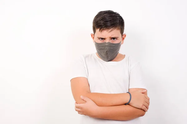 Foto Van Een Boze Knappe Jongen Met Een Medisch Masker — Stockfoto