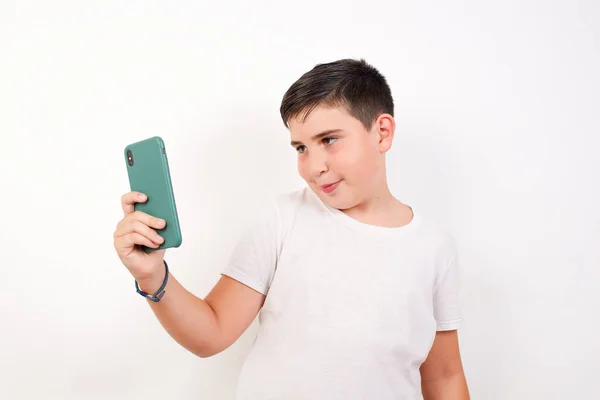 Isolierte Aufnahme Eines Fröhlichen Jungen Mit Dunklen Haaren Macht Selfie — Stockfoto