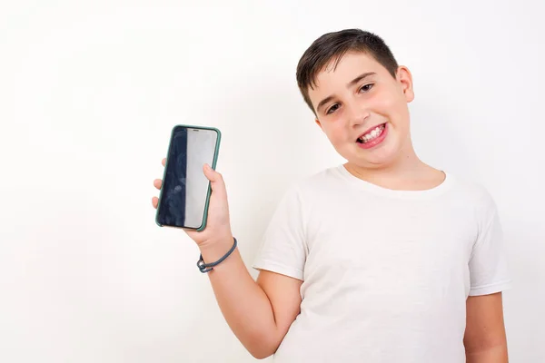 Ενθουσιασμένος Καυκάσιος Κρατώντας Smartphone Κενή Οθόνη Έννοια Διαφήμισης — Φωτογραφία Αρχείου