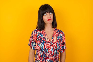 Komik komik kız gözlerini şaşı yapar, dudaklarını büzer, bütün gün çalıştıktan sonra yüzünü buruşturur. Tuhaf ifadeli cahil kadın inek tek başına eğleniyor, aptalı oynuyor..