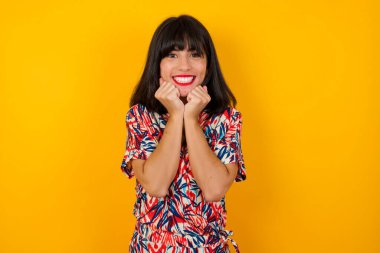 Gündelik giysiler giyen, mutlu, genç, beyaz bir kadının stüdyo fotoğrafları el ele tutuşup, morallerini yüksek tutarlar. Ertesi günün arkadaş fikrini severler, arka planda izole olurlar. Pozitif duygular.