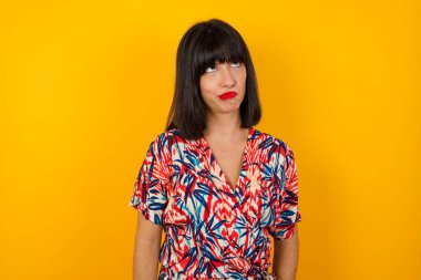 Hüzünlü, genç bir kadının dudaklarıyla bakması, önemli bir şeyi düşünmesi, ellerini aşağıda tutması..