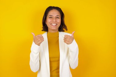 Olumlu içerik ve mutluluk duyguları gösteren günlük kıyafetler giyen, iyimser, genç beyaz bir kadının yakın çekimi. Boşluğu kopyala, kalite ve tavsiye ile tatmin kavramı.