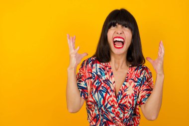 Çığlık, nefret, öfke. Ağlayan duygusal sinirli genç kadın çığlık atıyor, insan duyguları kavramı.